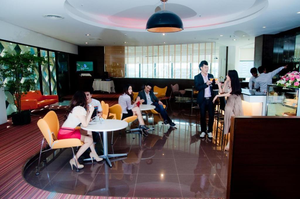 Iyarin@Tuk Chang Ratchayothin Hotel Бангкок Экстерьер фото